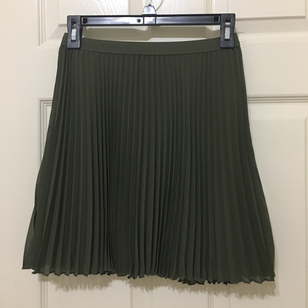 NWOT Hollister pleated olive green skirt !! Size S